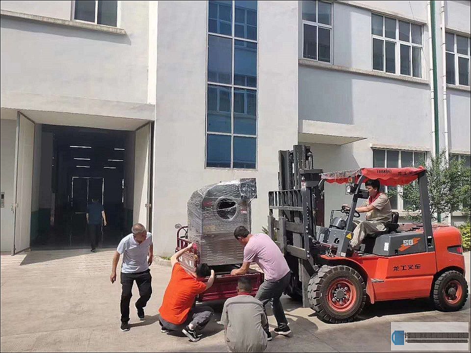 漯河客戶來到許昌智工試機炒制芝麻