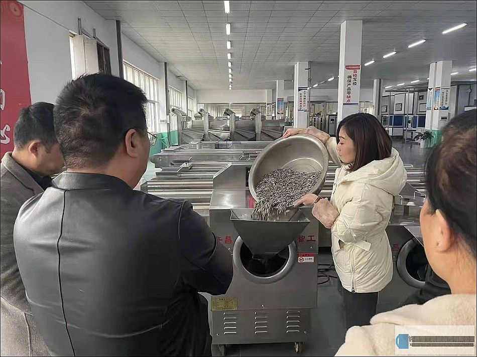 河南長葛客戶來廠試機(jī)訂購兩臺(tái)小型電磁炒貨機(jī)