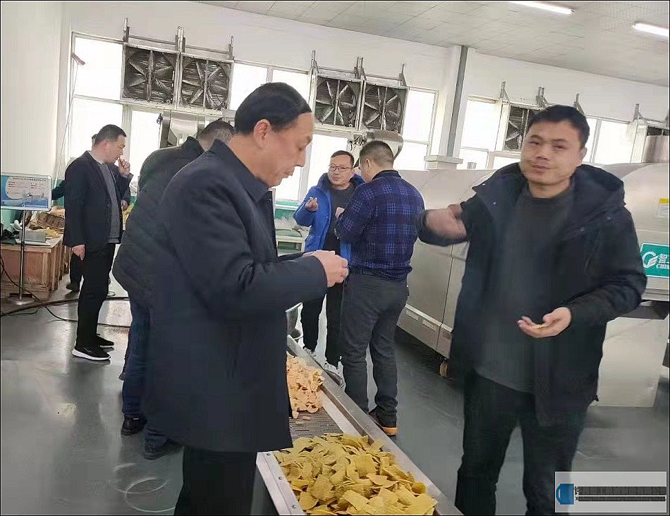東北客戶來廠試機(jī)電磁流水線炒貨機(jī)炒制膨化蝦條